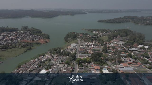 Bairro residencial à beira de represa