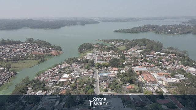 Bairro residencial às margens de represa