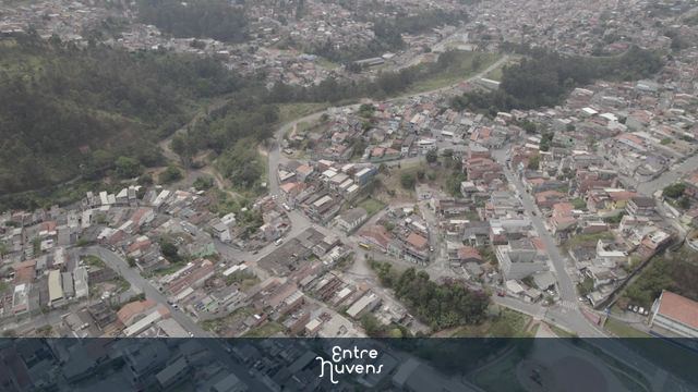 Bairro residencial rodeado por área verde — vídeo aéreo de Caieiras