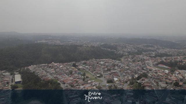 Bairro urbano cercado por área verde — vídeo aéreo de Caieiras