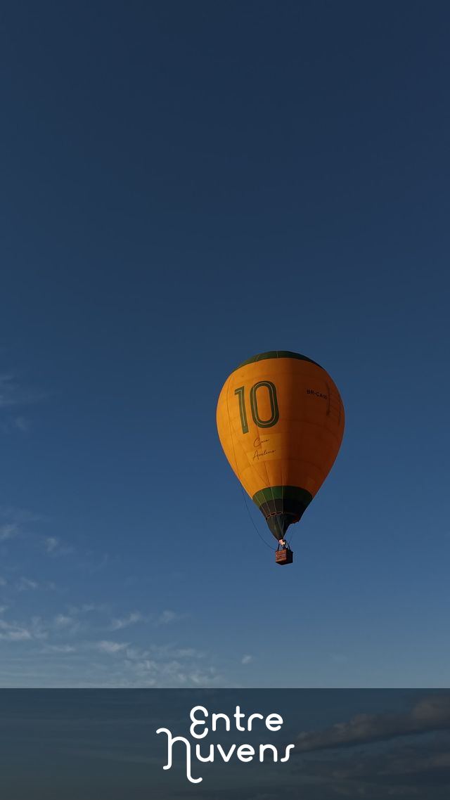 Balão Amarelo Flutuando no Céu Azul — vídeo aéreo de Araçoiaba da Serra