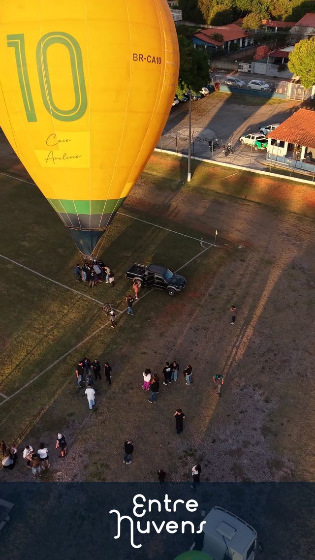 Balão amarelo gigante pronto para decolagem — vídeo aéreo de Araçoiaba da Serra