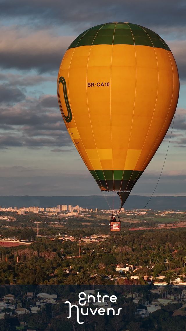 Balão amarelo sobrevoando a cidade — vídeo aéreo de Araçoiaba da Serra