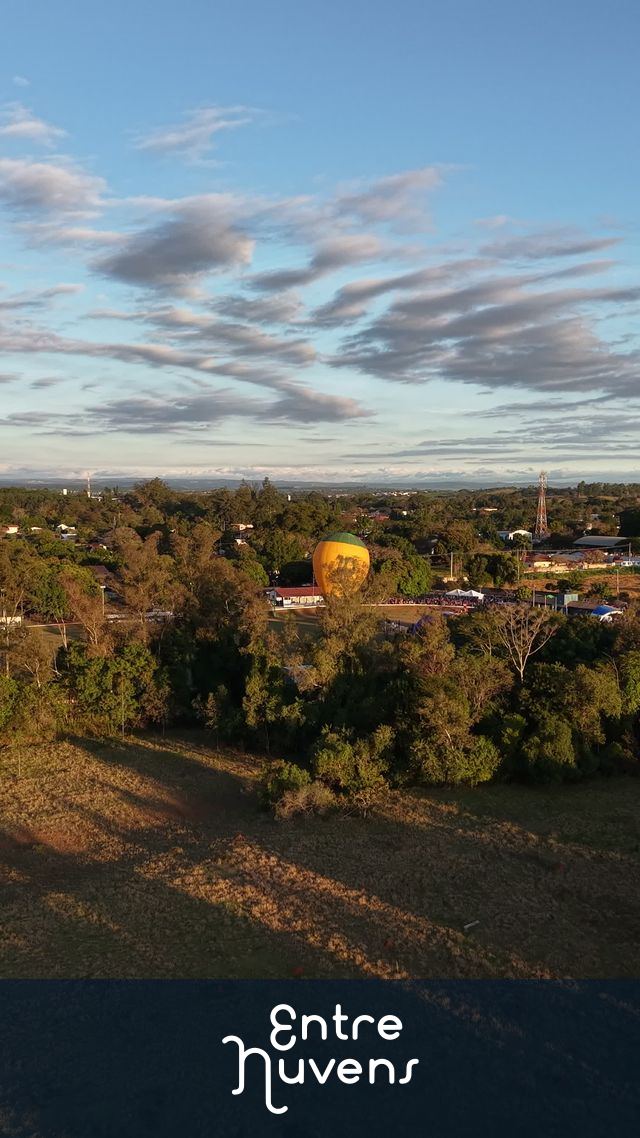 Balão ao amanhecer sobre a cidade — vídeo aéreo de Araçoiaba da Serra