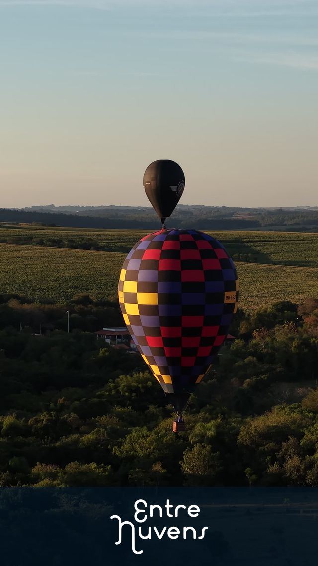 Balão colorido sobre campos verdes — vídeo aéreo de Araçoiaba da Serra