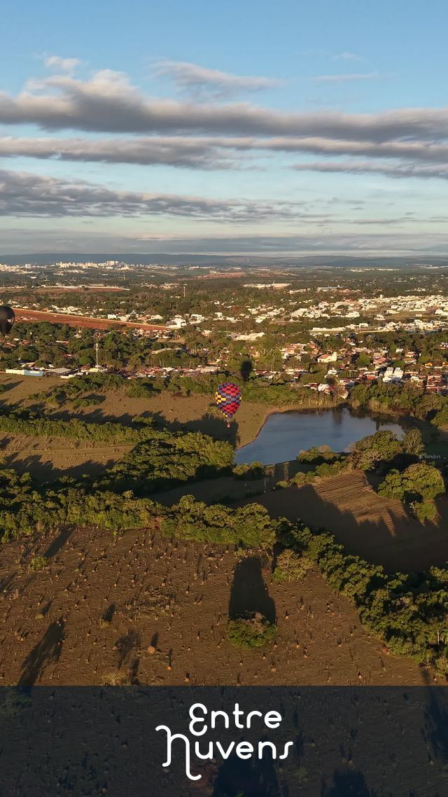 Balão colorido sobre lago e campos verdes — vídeo aéreo de Araçoiaba da Serra