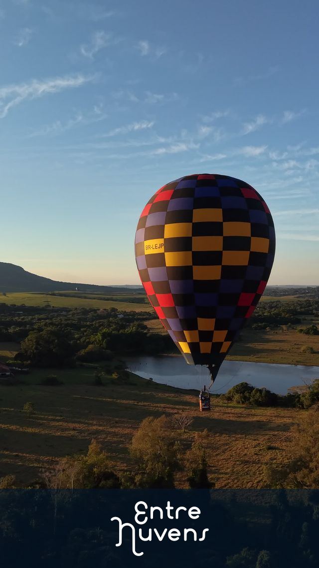 Balão colorido sobre paisagem ao entardecer — vídeo aéreo de Araçoiaba da Serra