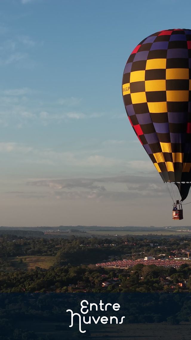 Balão colorido sobrevoando a cidade — vídeo aéreo de Araçoiaba da Serra