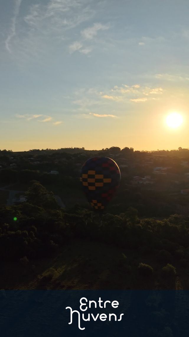 Balão colorido sobrevoando ao pôr do sol — vídeo aéreo de Araçoiaba da Serra
