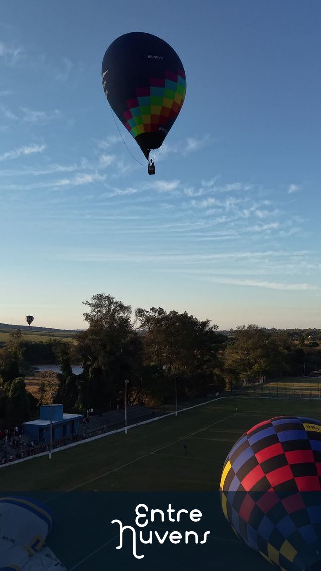 Balão de ar quente sobre campo de futebol — vídeo aéreo de Araçoiaba da Serra