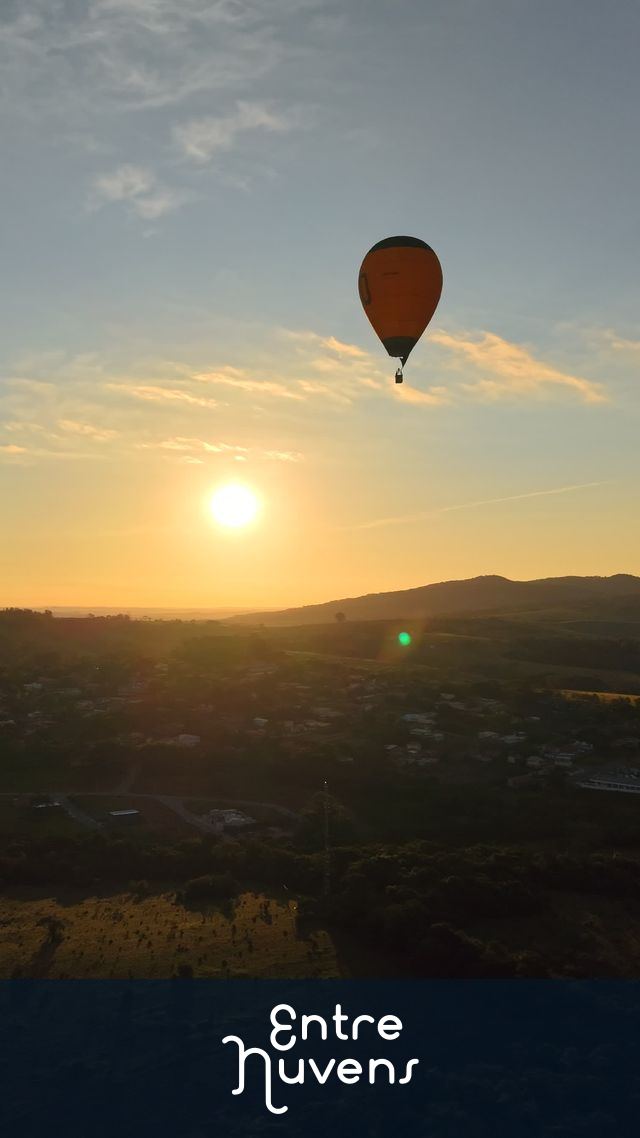 Balão sobre o Vale ao Pôr do Sol — vídeo aéreo de Araçoiaba da Serra