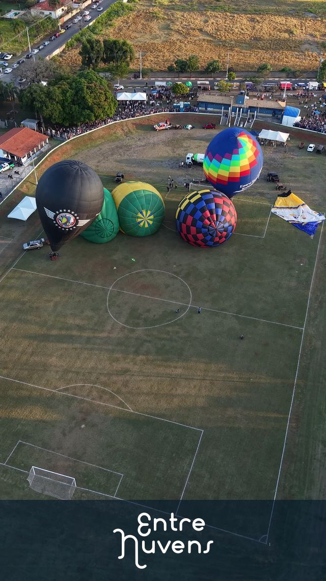 Balões coloridos ocupam campo de futebol — vídeo aéreo de Araçoiaba da Serra