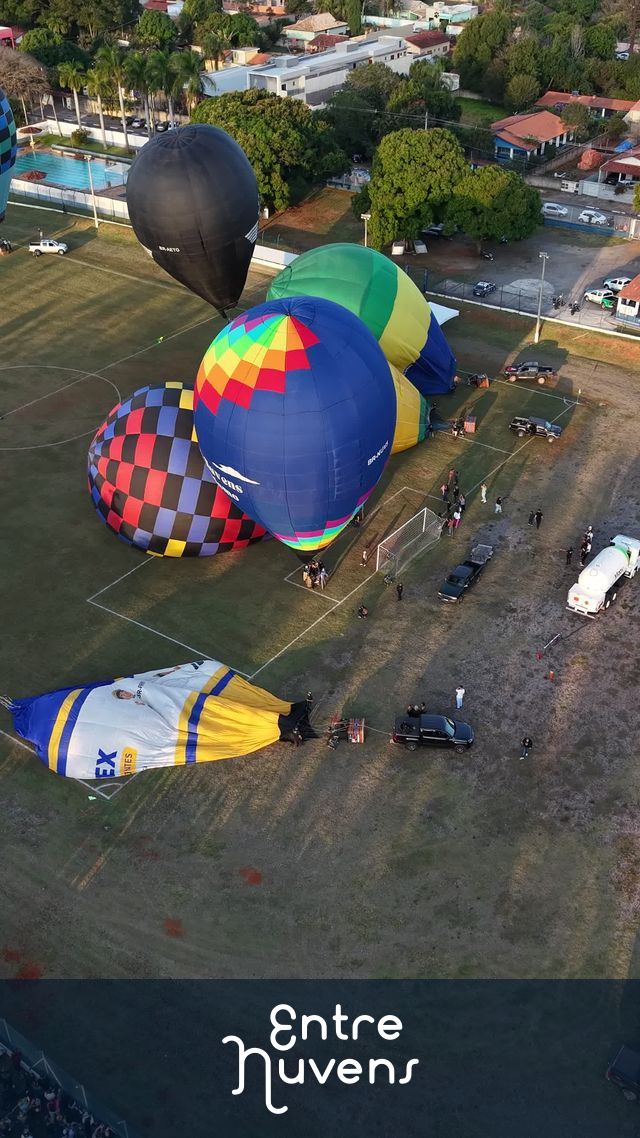 Balões coloridos prontos para decolagem — vídeo aéreo de Araçoiaba da Serra