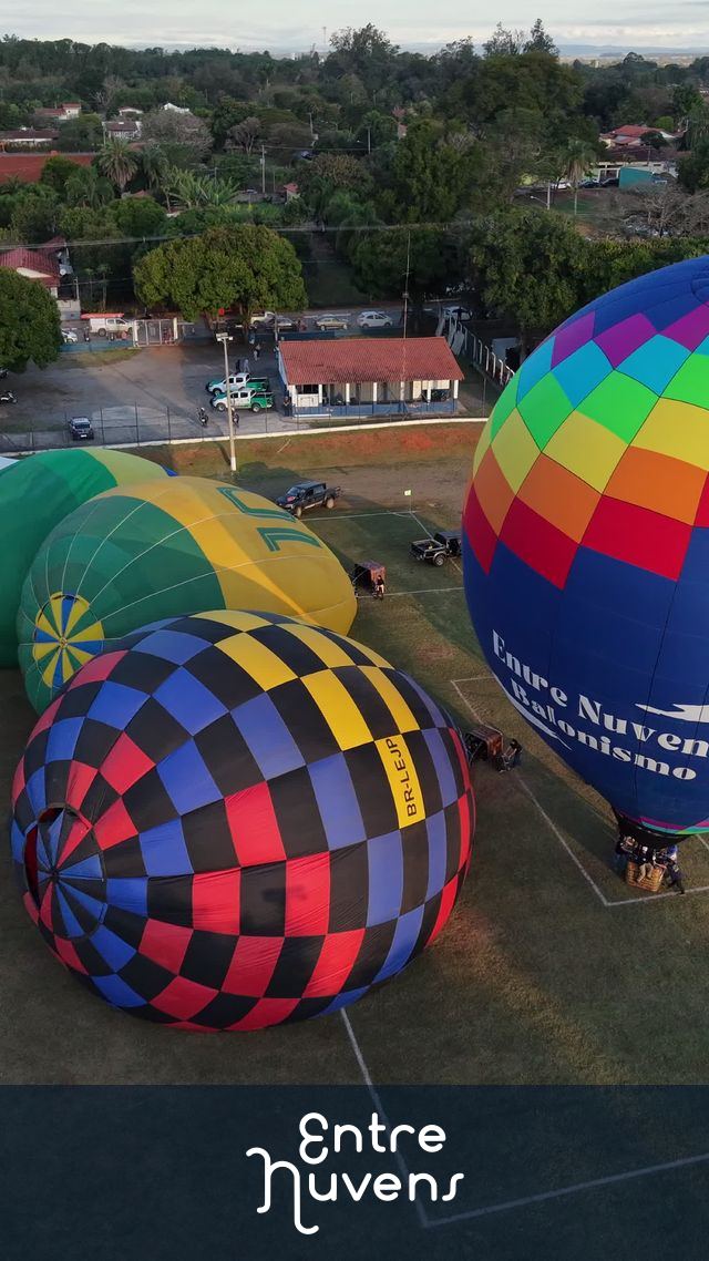 Balões coloridos prontos para decolagem — vídeo aéreo de Araçoiaba da Serra