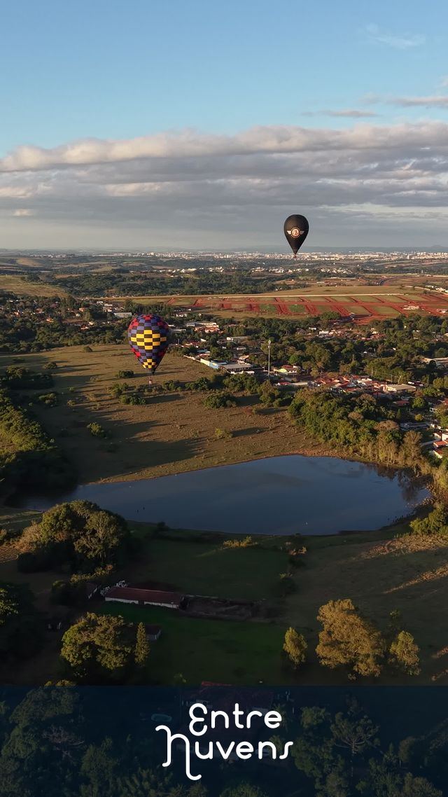 Balões coloridos sobre lago e paisagem rural — vídeo aéreo de Araçoiaba da Serra
