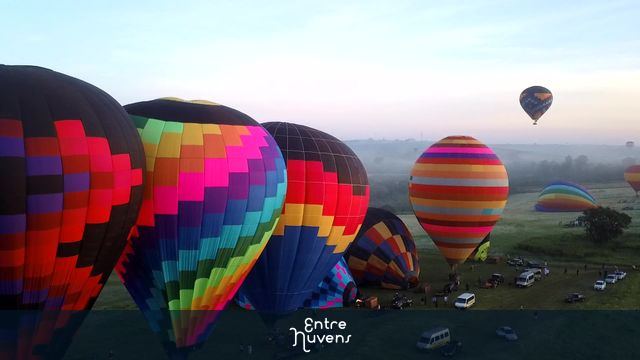 Balões de ar quente colorindo o céu 