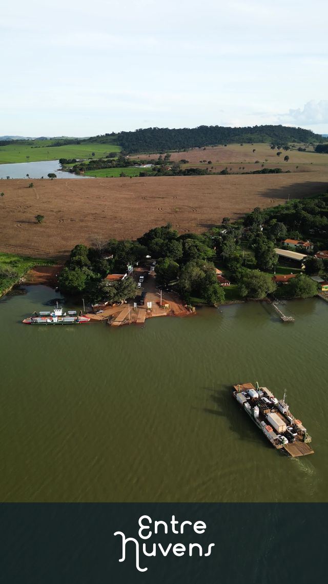 BALSA ATRAVESSANDO RIO — vídeo aéreo de Delfinópolis