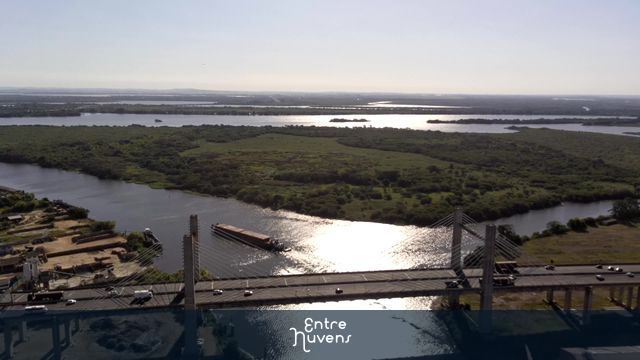 BALSA NO RIO GRAVATAÍ EM PORTO ALEGRE
