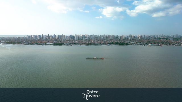 Balsa solitária no rio Combú em Belém-PA