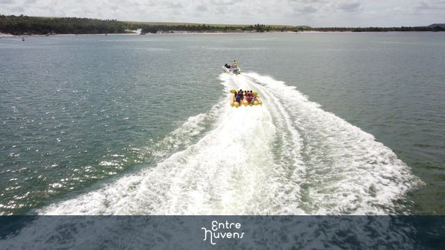BANANA BOAT NA PRAIA — vídeo aéreo de Barra de São Miguel