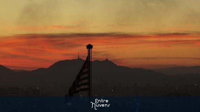 Bandeira de São Paulo ao pôr do sol