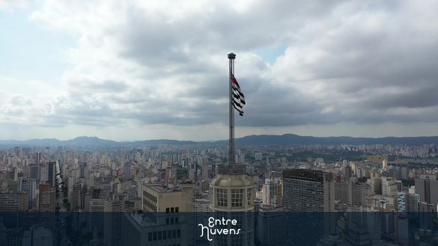 Bandeira de São Paulo tremulando no alto do Edifício Altino Arantes - Farol Santander 