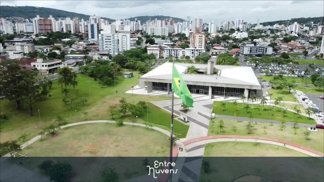 Bandeira do Brasil e Prefeitura de Criciuma/SC — vídeo aéreo de Criciúma