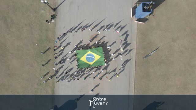 Bandeira do Brasil em destaque na praça — vídeo aéreo de São Paulo