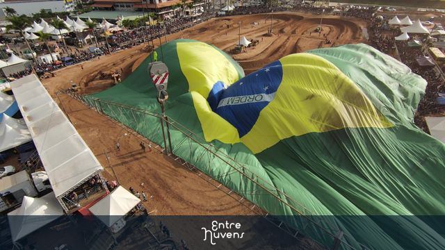Bandeira do Brasil Fenajeep — vídeo aéreo de Brusque