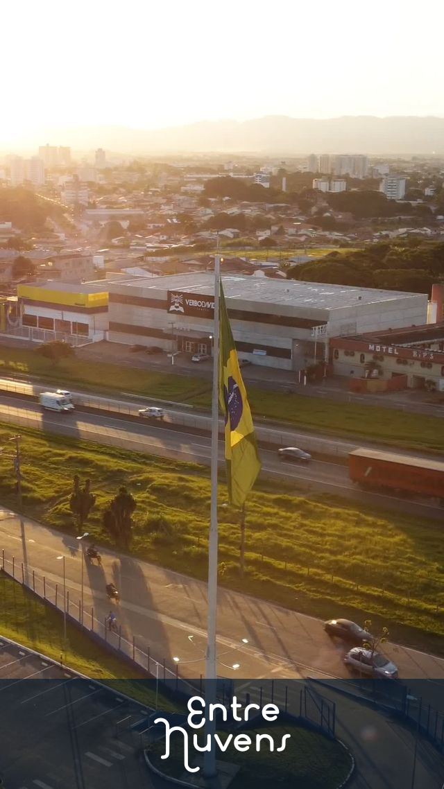 Bandeira do Brasil tremulando ao pôr do sol - 4K  — vídeo aéreo de Taubaté