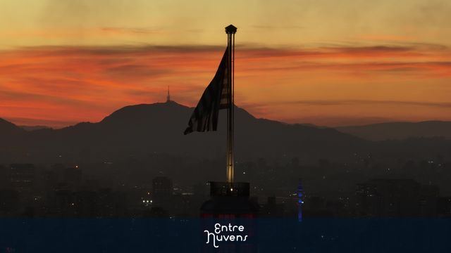 Bandeira no alto do Edifício Altino Arantes