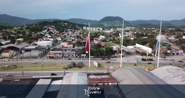 Bandeiras a meio mastro no luto por Pelé, na Rodovia RJ106, Itapeba, Maricá