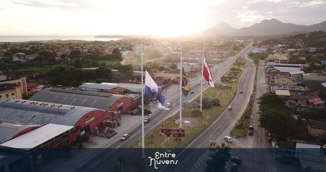 Bandeiras do Brasil, do Estado do RJ e de Maricá a meio pau na Rodovia RJ,  Itapeba, Maricá/RJ, em luto por Pelé,