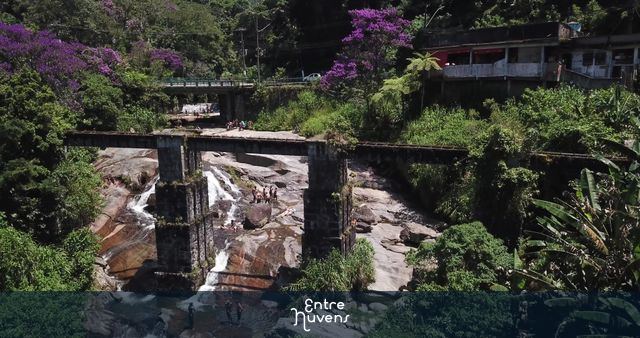 Banhistas no rio Paquequer sob a ponte do PARNASO e as ruinas da antiga ferrovia — vídeo aéreo de Teresópolis