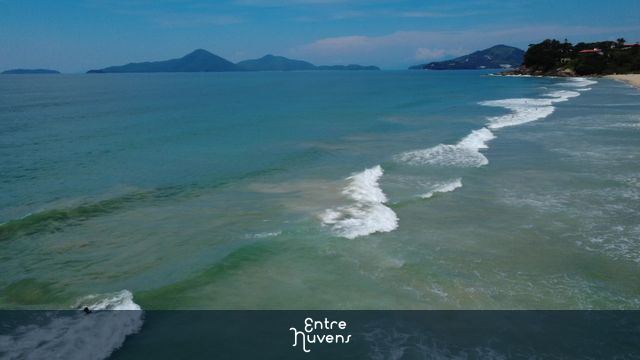 Banhistas no mar azul da Praia Vermelha do Centro, Ubatuba - Vista Aérea