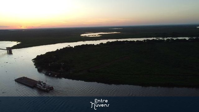 Barcaça navegando no Rio Paraguai em Corumbá MS