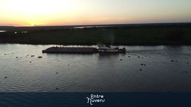 Barcaça navegando no Rio Paraguai em Corumbá MS