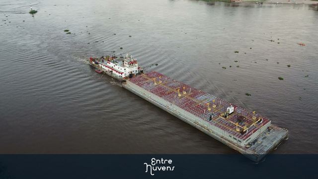 Barcaça navegando no Rio Paraguai em Corumbá MS