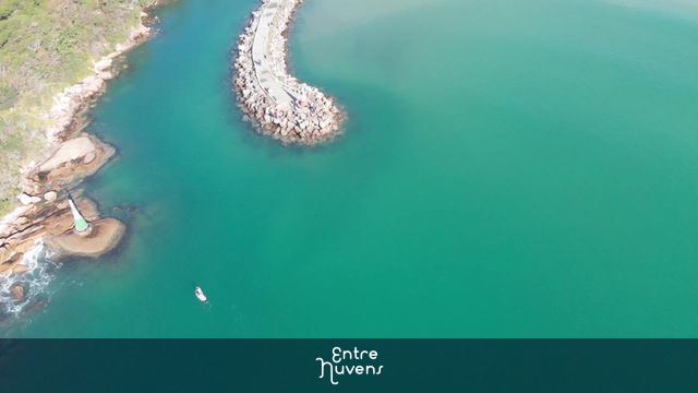 Barco de pesca em alto mar