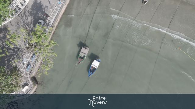 Barco de Pesca na praia  — vídeo aéreo de Guarujá