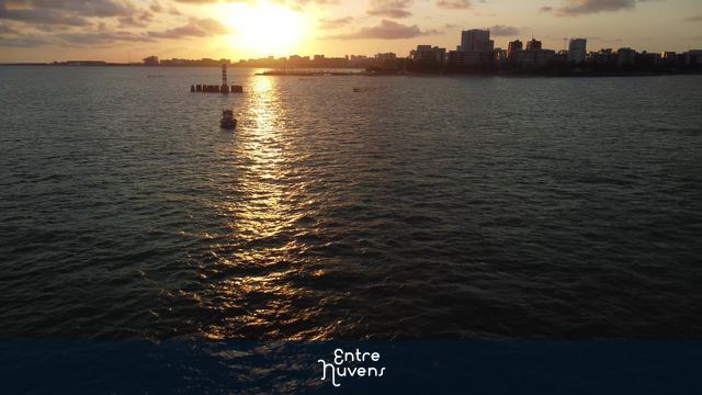 Barco de Pesca navegando ao final de tarde no farol de Ponta Verde em Maceió
