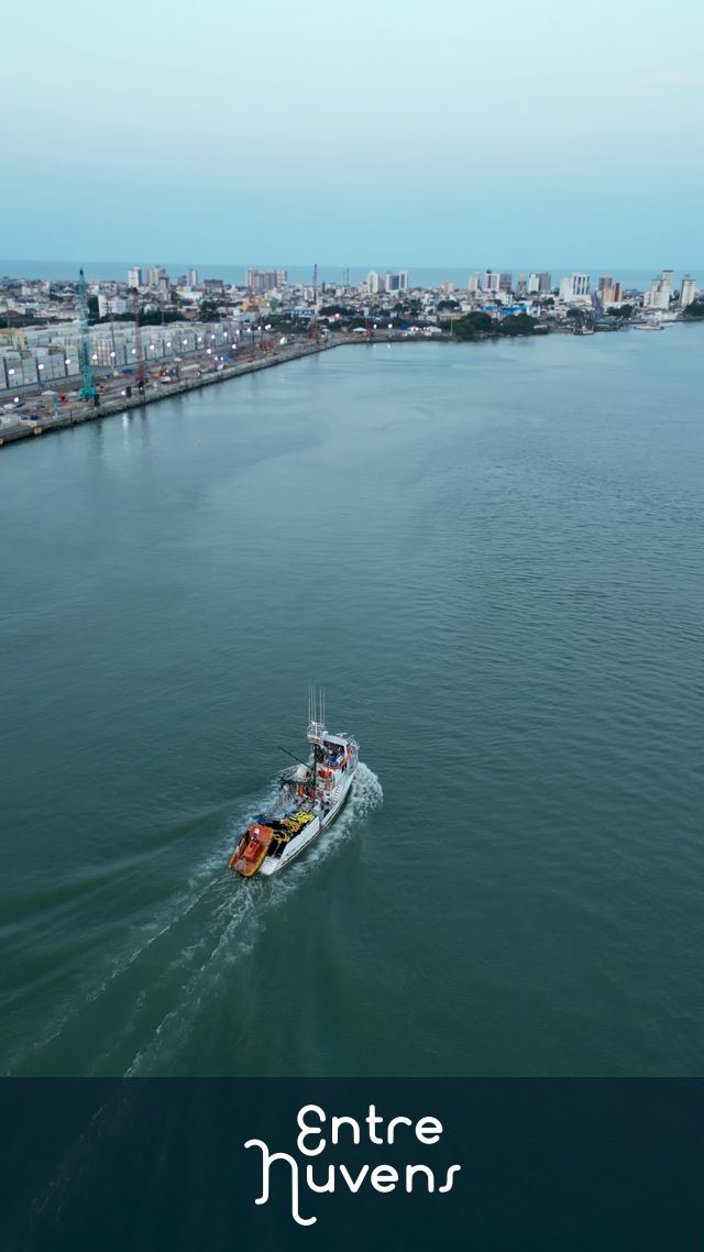 Barco de pesca saindo alto Mar  — vídeo aéreo de Itajaí