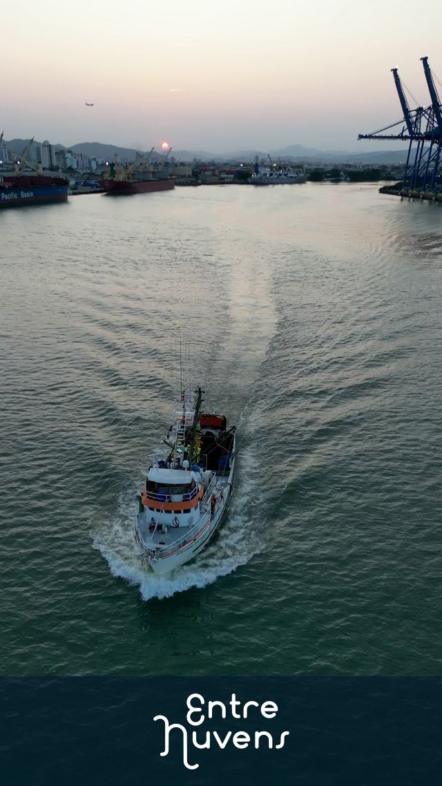 Barco de pesca saindo alto mar para buscar o pão de cada dia  — vídeo aéreo de Itajaí