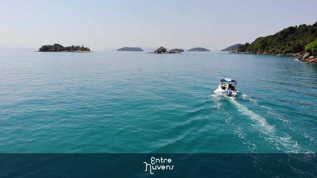 Barco e Mar — vídeo aéreo de Paraty