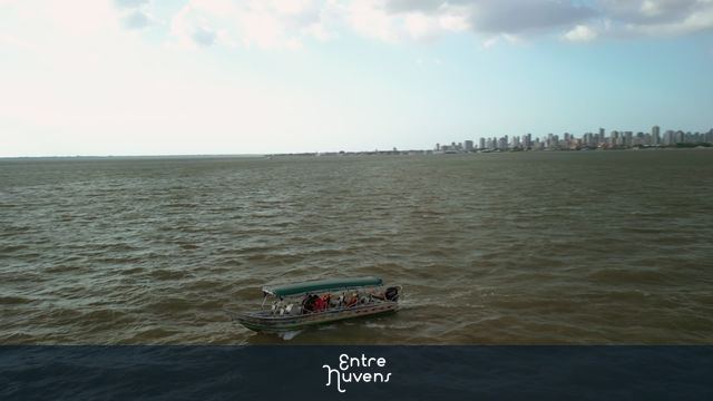 Barco fazendo travessia Belém - Ilha do Combú