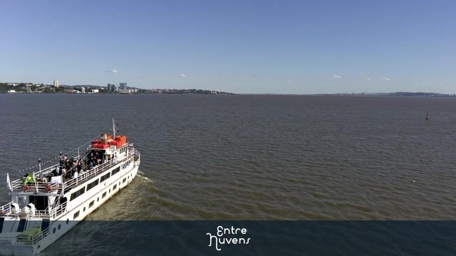 BARCO NAVEGANDO NO GUAÍBA EM PORTO ALEGRE