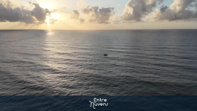 barco ondas amanhecer — vídeo aéreo de Guaratuba