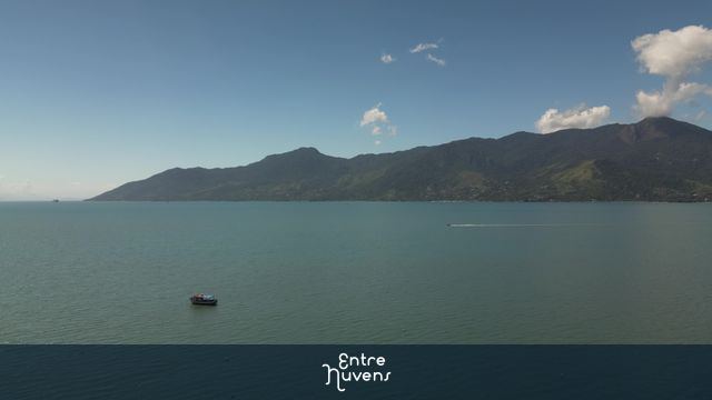 Barco passando no canal da ilhabela — vídeo aéreo de São Sebastião