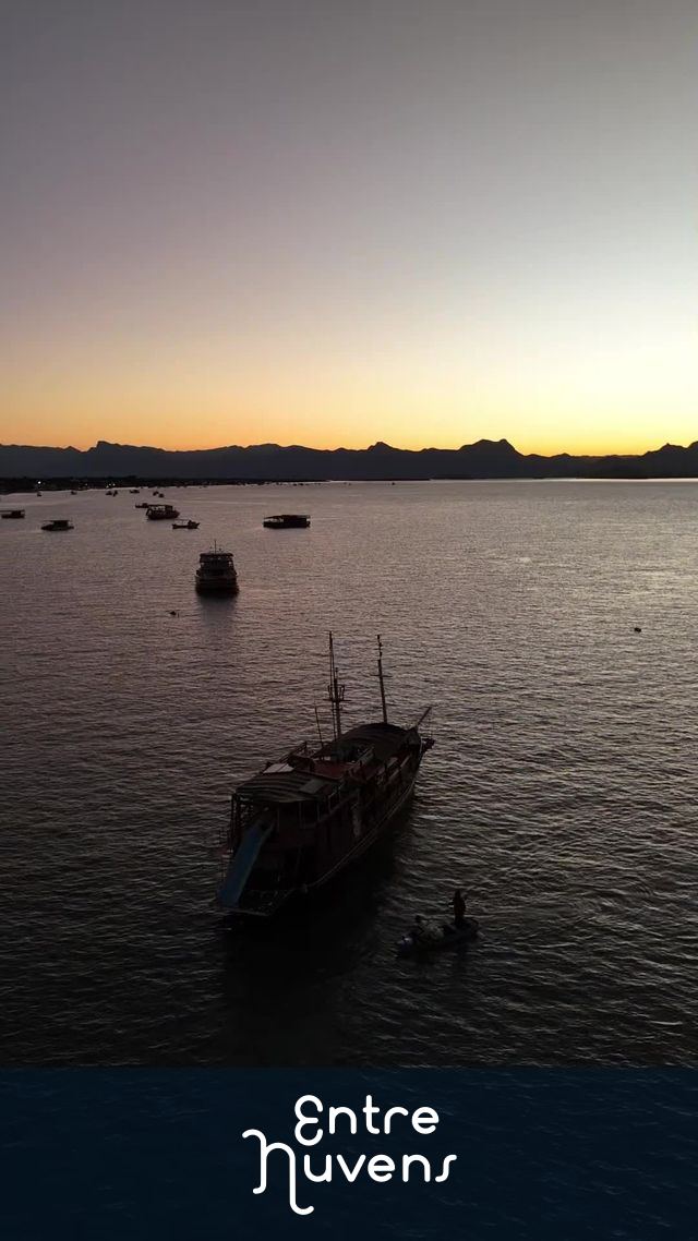 barco pirata na baía — vídeo aéreo de Guaratuba