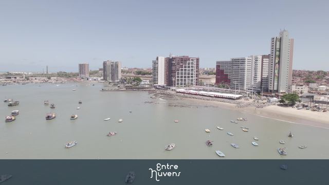 Barcos ancorados e prédios à beira-mar